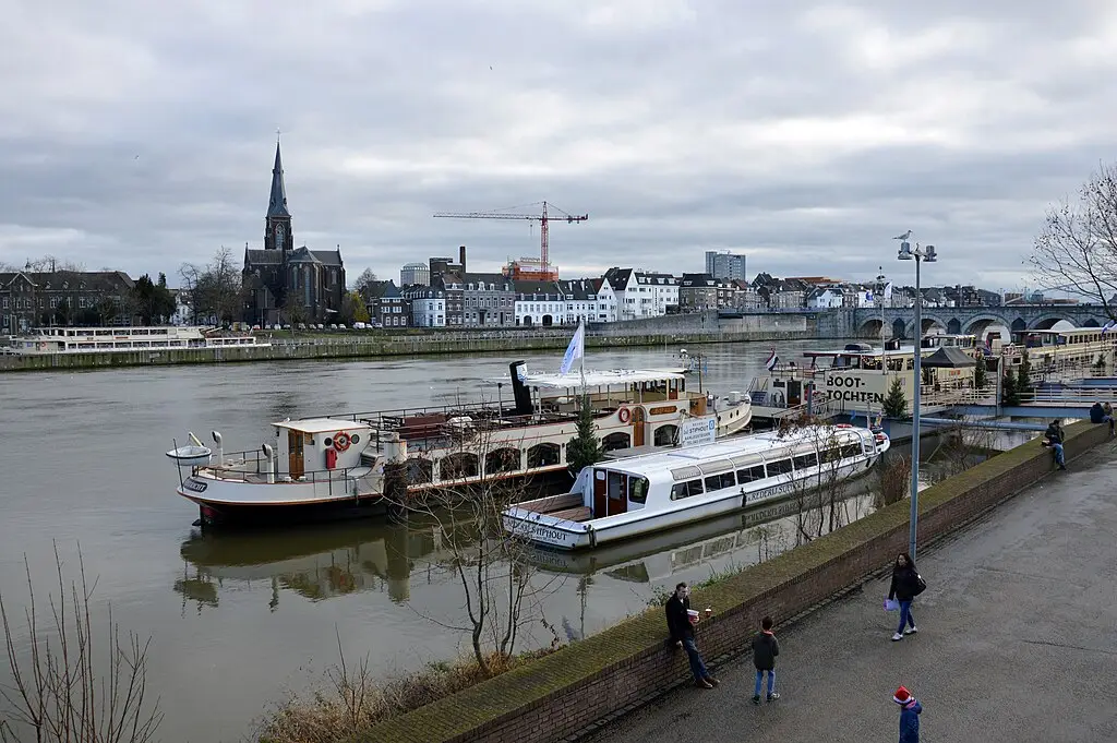 Afgemeerde schepen in de Maas te Maastricht_scannerluisteren.nl - scannerluisteren.nl Afgemeerde schepen in de Maas te Maastricht_scannerluisteren.nl
