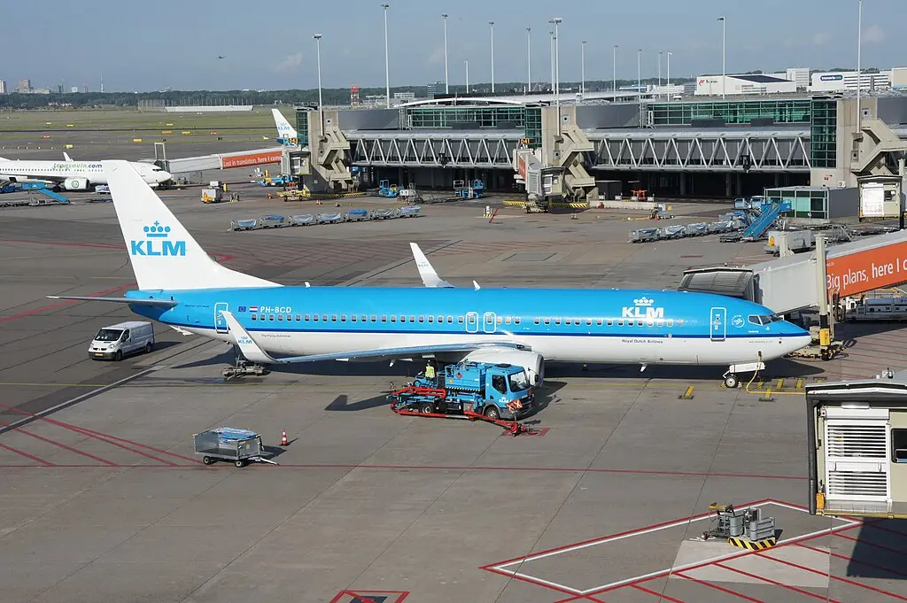 KLM Boeing 737-8K2(WL) aan de gate op Schiphol airport_scannerluisteren.nl - scannerluisteren.nl KLM Boeing 737-8K2(WL) aan de gate op Schiphol airport_scannerluisteren.nl
