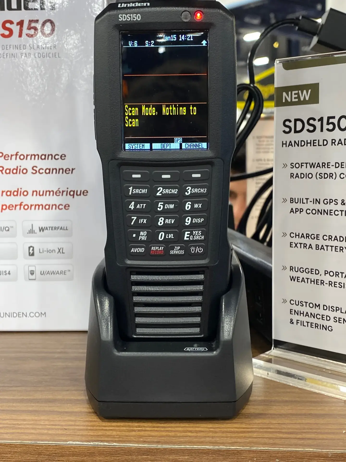 Close-up foto van de Uniden SDS150 op de SEMA 2025_scannerluisteren.nl
