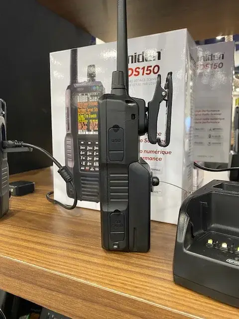 Uniden SDS150 met acculader op de SEMA 2025_scannerluisteren.nl