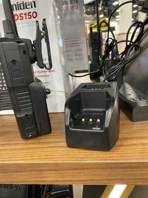  Uniden SDS150 in acculader op de SEMA 2025_scannerluisteren.nl 